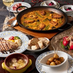 赤身肉の王道”アンガス牛サーロインステーキ”と選べるパエリアの全7品豪華コース＆2時間飲み放題付！