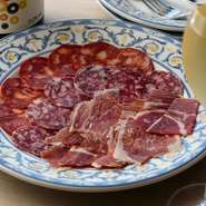 甘みのある脂身が特徴のスペイン・イベリコ豚。そのイベリコ豚の生ハム、サラミ、チョリソーを盛合わせた、人気の一皿です。生ハムは注文をうけてから原木から切り出すので、その時々の味わいを楽しんで。　