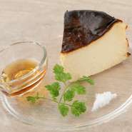 濃厚な味わいが人気になっている「バスクチーズケーキ」は、名前の通りスペイン・バスク地方発祥のケーキ。ミゲルフアニでは、メープルシロップと岩塩で、その際立ったおいしさを堪能できます。