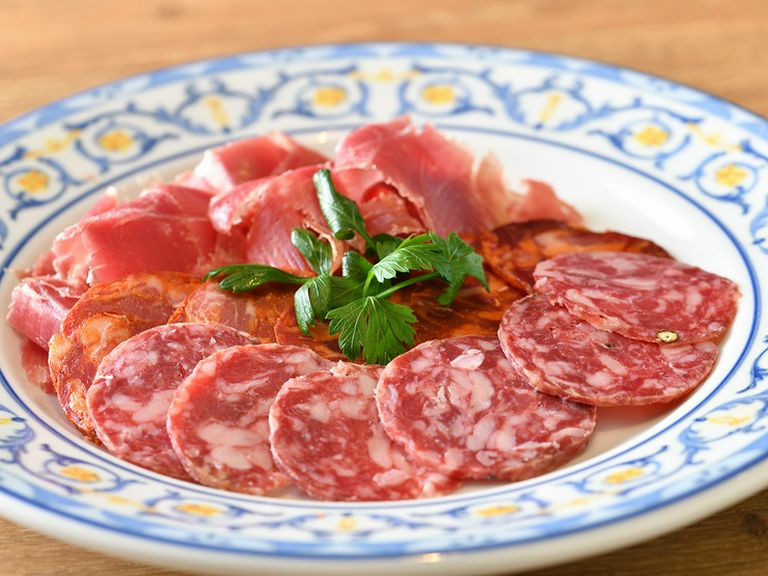 スペインといえばコレ!というくらいの定番『イベリコ豚の生ハム・サラミ・チョリソの盛り合わせ』