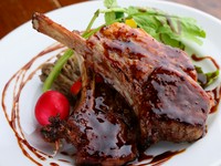 羊肉の上質な脂とビールの相性が抜群『ラムチョップのロースト』