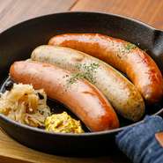 フランクソーセージ・スモークソーセージ・ホワイトソーセージの3種類の味わいを楽しめます。一つ一つ手づくりしているオリジナル。添えているザワークラウトも自家製です。