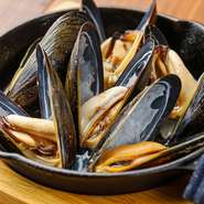 鮮度抜群のフレッシュなムール貝を使用しています。自社輸入している白ビールで優しく蒸し上げているため、身はふっくら＆ぷりぷりとした食感に仕上がっています。