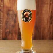 世界で初めてラガービールを発明した、シュパーテン醸造所の元祖ラガービールをドイツより直輸入しています。麦芽、酵母、水、ホップをつかい低温熟成させたビールの味わいは、苦みも少なくとってもフルーティー。