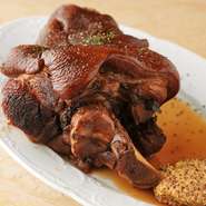 骨付きの豚すね肉をじっくりと煮込んだ『アイスバイン』。やわらかでぷるぷるの口当たりです。通常は煮込むだけですが、お店では更に表面をローストし、香ばしさも加わった絶妙な味わいに仕上げています。