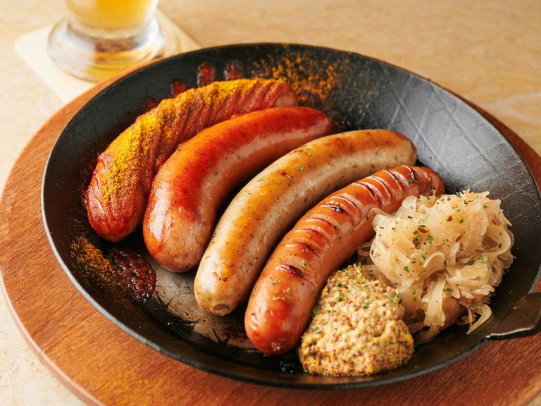 お店の人気No.1！　ビールとの相性抜群。豪華『ソーセージ盛り合せ』　