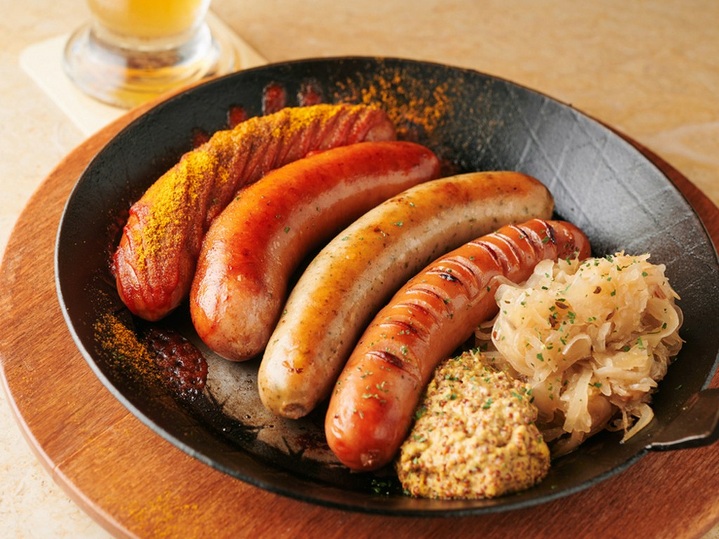 お店の人気No.1！　ビールとの相性抜群。豪華『ソーセージ盛り合せ』　