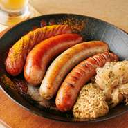 燻製の香り豊かな「ボックヴルスト」、ハーブを使用した白ソーセージ「ヴァイスヴルスト」、ベルリンでおなじみの屋台の定番「カリーヴルスト」、絹挽きでやわらかい「フランクフルト」と、豪華に味わえる一皿です。