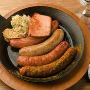 ドイツ料理と言えば外せない『ソーセージ』の中から4種が豪快に盛り合わせにされています。熱々の鉄板の上に皮をパリっと焼いたジューシーさは格別。一皿でさまざまな味の違いを楽しめます。
