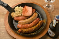ドイツ料理と言えば外せない『ソーセージ』の中から4種が豪快に盛り合わせにされています。熱々の鉄板の上に皮をパリっと焼いたジューシーさは格別。一皿でさまざまな味の違いを楽しめます。