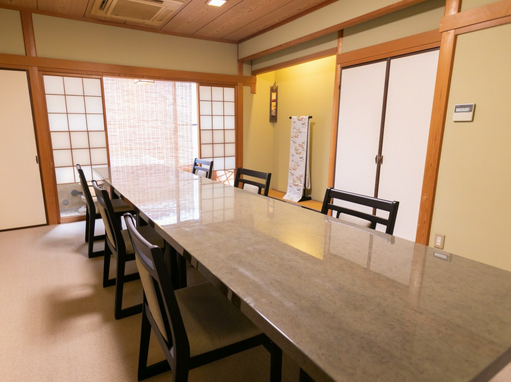 落ち着いた雰囲気ただよう店内。親族の集まりにも最適