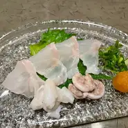 前菜、くえお造り、くえ和え物、くえ蒸し物、くえ唐揚げ、くえあら煮、くえ鍋、くえ雑炊、デザート

※季節や仕入れによって料理内容が変わります。ご了承ください。
