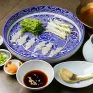 ゲストからの要望を受けてつくられたコース。季節によって内容は変わるものの、『鱧のお造り』や『鱧の唐揚げ』、『鱧しゃぶ』など全8品がついてきます。〆には雑炊やデザートもあり、ボリュームも満点です。