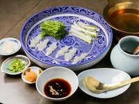 ゲストからの要望を受けてつくられたコース。季節によって内容は変わるものの、『鱧のお造り』や『鱧の唐揚げ』、『鱧しゃぶ』など全8品がついてきます。〆には雑炊やデザートもあり、ボリュームも満点です。