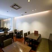 洋風を感じさせる店内ではワインやシャンパンなど洋酒も豊富に取り揃えています。