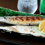 旬の魚介を使用し、お刺身や煮付け、焼き魚など様々なお魚料理を提供いたします。お客様の食べたいお魚がございましたら、事前にご予約いただければ仕入れさせて頂くのでお気軽にご連絡ください！