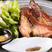 国産のスペアリブを長時間煮込んだ味わいは、ボリュームがあっても箸が進むととても好評です。