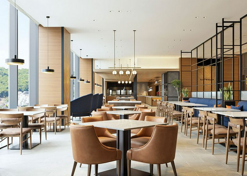 大きな窓から自然光が差し込む明るく広々とした空間です