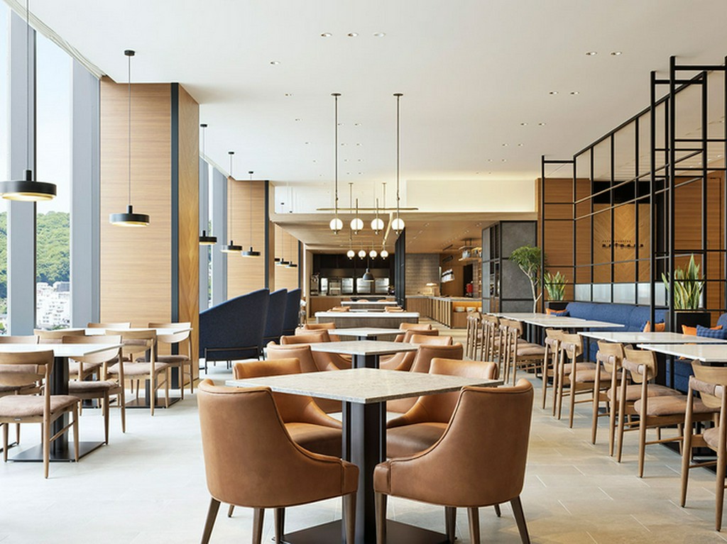 大きな窓から自然光が差し込む明るく広々とした空間です