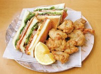 ボリュームたっぷりアメリカンクラブハウスサンドイッチに唐揚げをプラスしたボックスです

12/31まで　2,100円
1/1から　2,200円