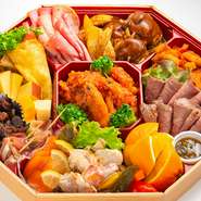 ご家族でのお食事やお祝いにぴったり。【メニュー】茸のパイアンクルート、スモークサーモン、活鮮海老、帆立マリネ、一口ハンバーグステーキ茸デミグラス、ボロニアハムなど

12/31まで　4,800円
1/1から　5,000円