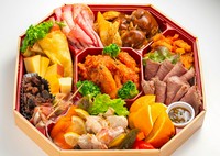 ご家族でのお食事やお祝いにぴったり。【メニュー】茸のパイアンクルート、スモークサーモン、活鮮海老、帆立マリネ、一口ハンバーグステーキ茸デミグラス、ボロニアハムなど

12/31まで　4,800円
1/1から　5,000円