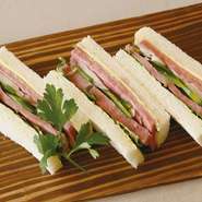 サーロインを使用したローストビーフとともに、きゅうり・ピーマン・レッドオニオン・ルッコラをサンドしシェラトン特製ソースで仕上げています。

12/31まで　1,350円
1/1から　1,400円