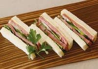 サーロインを使用したローストビーフとともに、きゅうり・ピーマン・レッドオニオン・ルッコラをサンドしシェラトン特製ソースで仕上げています。

12/31まで　1,350円
1/1から　1,400円