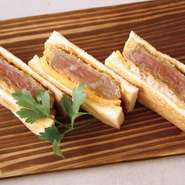 サーロインを使用したビーフカツレツに、チェダーチーズと総料理長こだわりの特製サウザンドレッシングを合わせたサンド。

12/31まで　1,350円
1/1から　1,400円