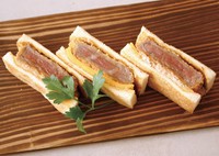 サーロインを使用したビーフカツレツに、チェダーチーズと総料理長こだわりの特製サウザンドレッシングを合わせたサンド。パンはトーストし、コクのあるエシレバターを使用しています。