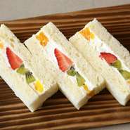 ４種類の季節のフルーツを使用した、フルーツサンド。フルーツの素材を活かしたほどよい酸味と、クリームの甘みをバランスよくをお楽しみいただけます。

12/31まで　760円
1/1から　800円