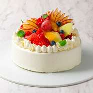 こだわりの生クリームで仕上げるパティシエ渾身のケーキ
￥3,500(税込)（直径12cm)
￥4,200(税込)（直径15cm)
※当日の１６時までにご予約ください
※画像は参考写真で、実際とは多少異なります