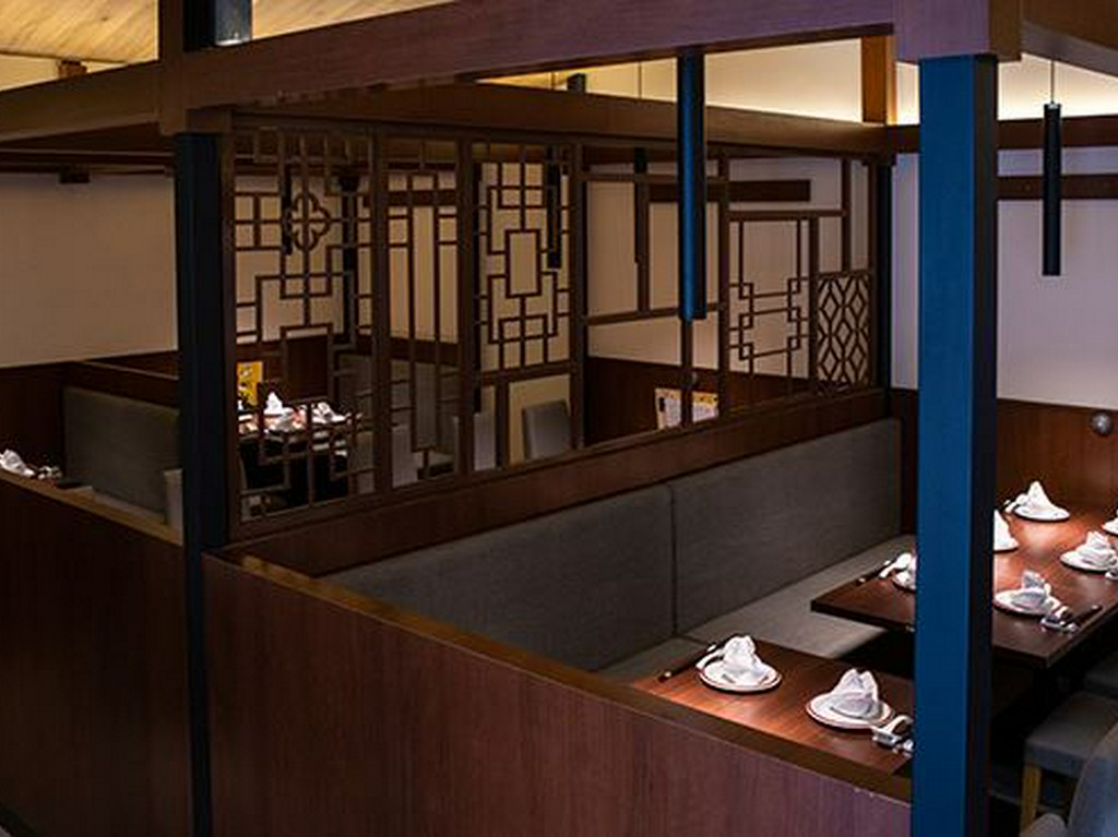 モダンで木のぬくもり溢れる空間