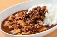 カレーのルーのように仕上げ、油の量を極力減らし、食べ疲れしない麻婆豆腐です。