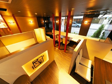 シンプルで清潔感のある店内