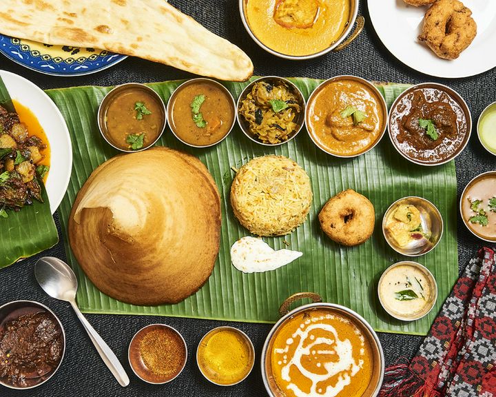 バナナリーフに10種類の料理を広げた南インド体験。飲み放題２H、クラフトビール又はラッシー1人1杯提供。
