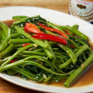 タイの空芯菜炒め。シャキシャキした触感でお酒にもご飯にもピッタリです。
