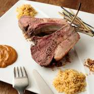 オープンからの名物料理。じっくり丁寧にローストした子羊に藁の香りをまとわせて。