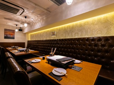 プライベート空間で食事を楽しめる個室も完備