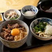 丼もの、ミニうどん、味噌汁、温玉、サラダ、お新香