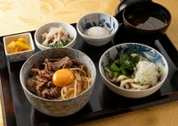 丼もの、ミニうどん、味噌汁、温玉、サラダ、お新香