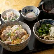 丼もの、ミニうどん、味噌汁、温玉、サラダ、お新香
