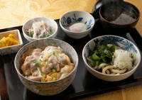 丼もの、ミニうどん、味噌汁、温玉、サラダ、お新香