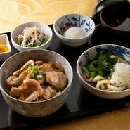 丼もの、ミニうどん、味噌汁、温玉、サラダ、お新香
