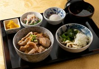 丼もの、ミニうどん、味噌汁、温玉、サラダ、お新香