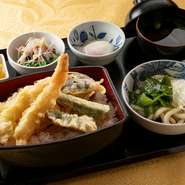 丼もの、ミニうどん、味噌汁、温玉、サラダ、お新香