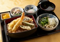 丼もの、ミニうどん、味噌汁、温玉、サラダ、お新香