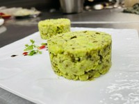 鶏あしの紹興酒漬け　880
よだれ鶏　1380
生ザーサイと広東腸詰和え　1180
醤牛肉　1680
えびの強火揚げ　1280
燻魚　1380
香菜干細　880
くらげの黒酢和え　1180
そら豆の上海パテ　1080
皮蛋豆腐　880