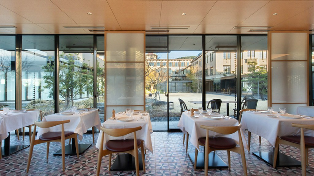 パリの伝統的な雰囲気が漂う、落ち着きのある店内