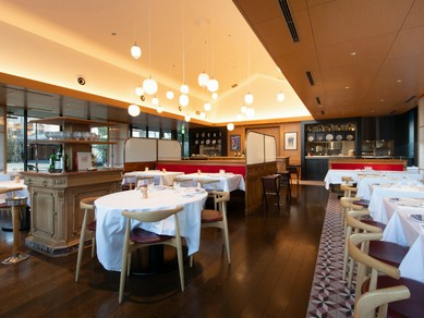 現代的な洗練さと温かみのある空間を演出